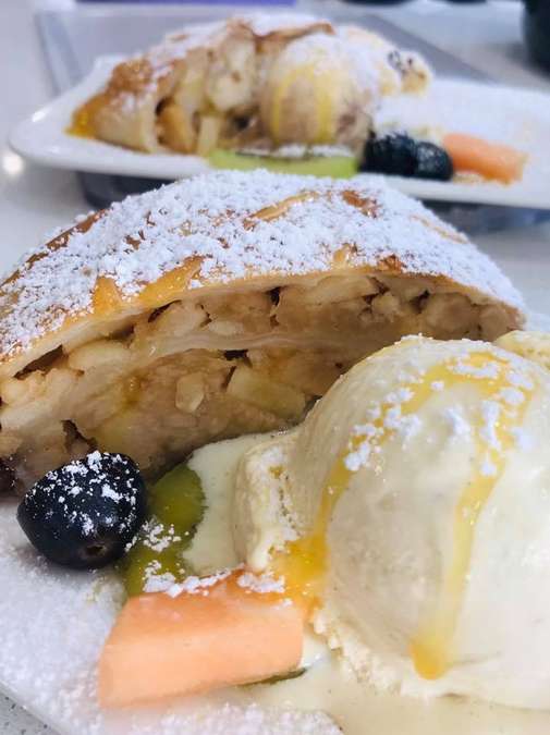 Apfelstrudel mit Eis und Sahne