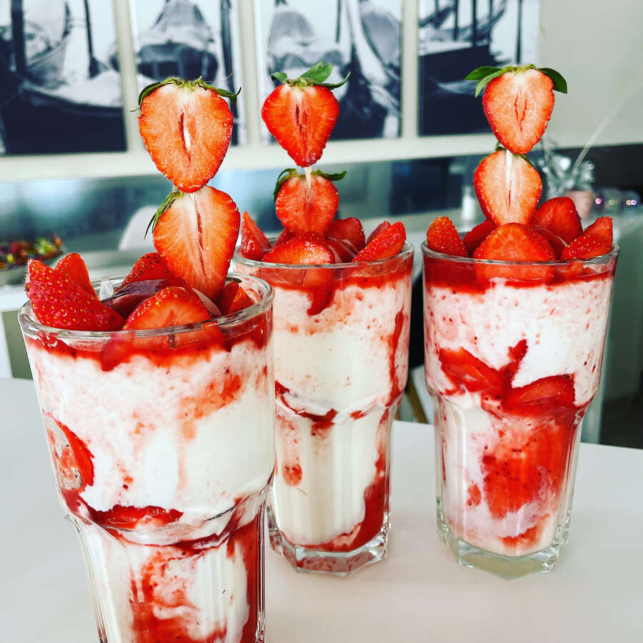 Joghurt - Erdbeer - Becher mit frischen Erdbeeren , Eis und Joghurt