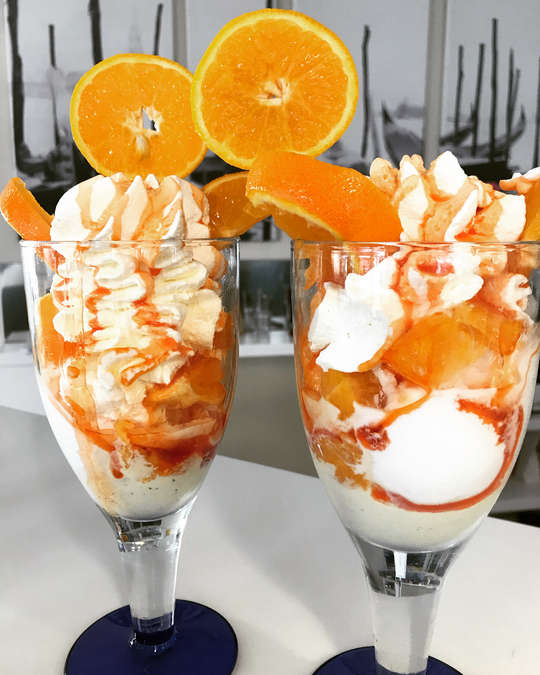 Eis - Becher mit Orangen , veganem Fruchteis und Curaçao - Likör