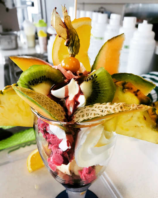Frucht - Becher mit veganem Fruchteis und frischen Obst