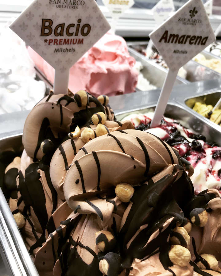 Bacio - Eis mit Nüssen und Schokolade gemischt