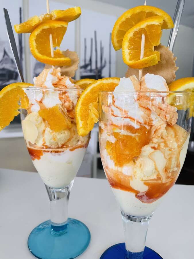 Orangen - Eisbecher mit Curaçao-Likör