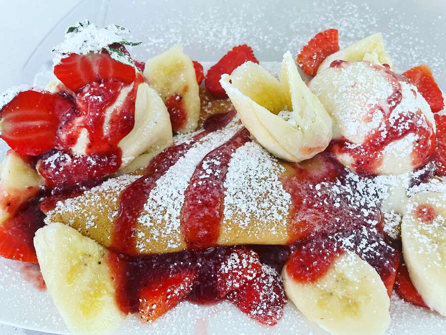 Crêpes mit Erdbeeren und Bananen , Eis und hausgemachter Erdbeersauce