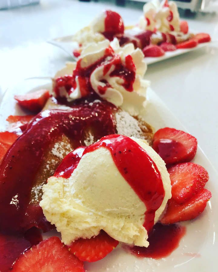 Crêpes mit Erdbeeren / Eis / Sahne und hausgemachter Erdbeersauce