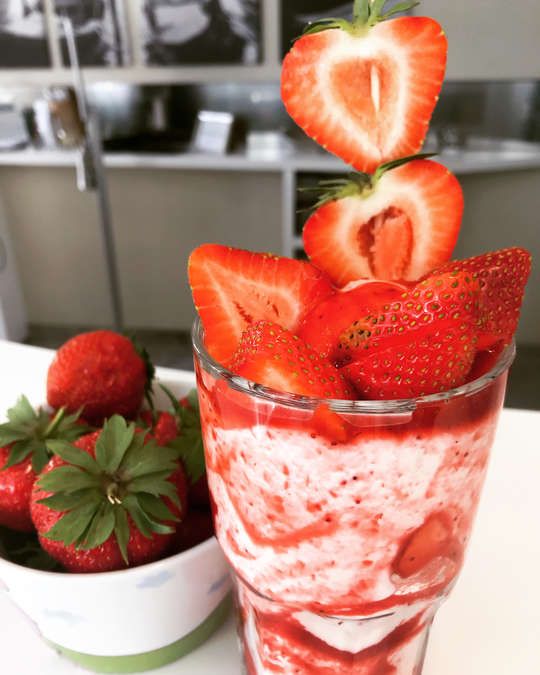 Erdbeer - Yoghurt - Becher mit frischen Erdbeeren