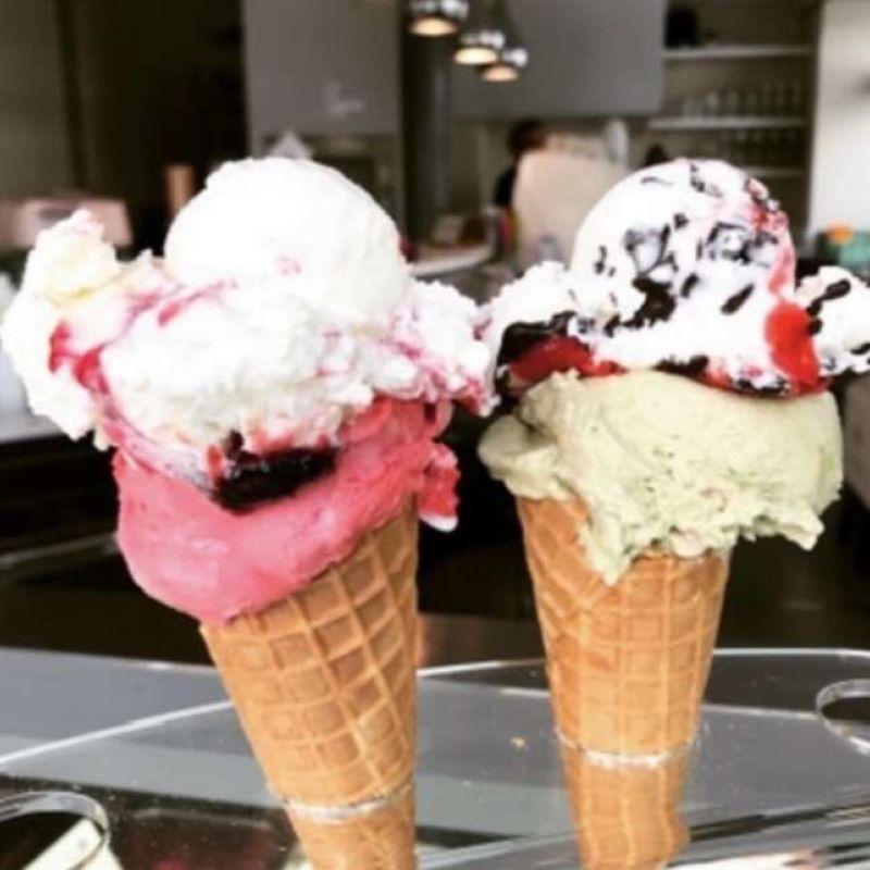 Eis in der Waffel zum Mitnehmen im San Marco