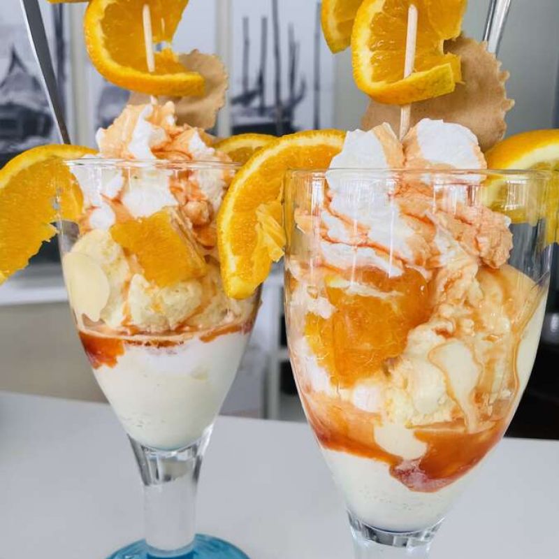 Orangen - Eisbecher mit Curaçao-Likör