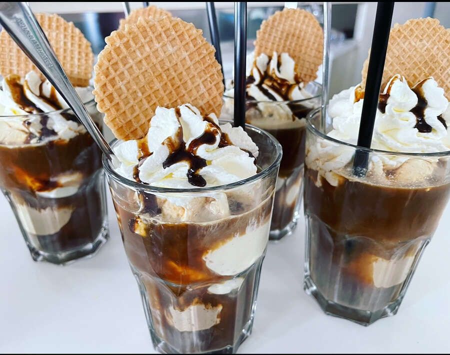 Orangen - Eisbecher mit Curaçao-Likör