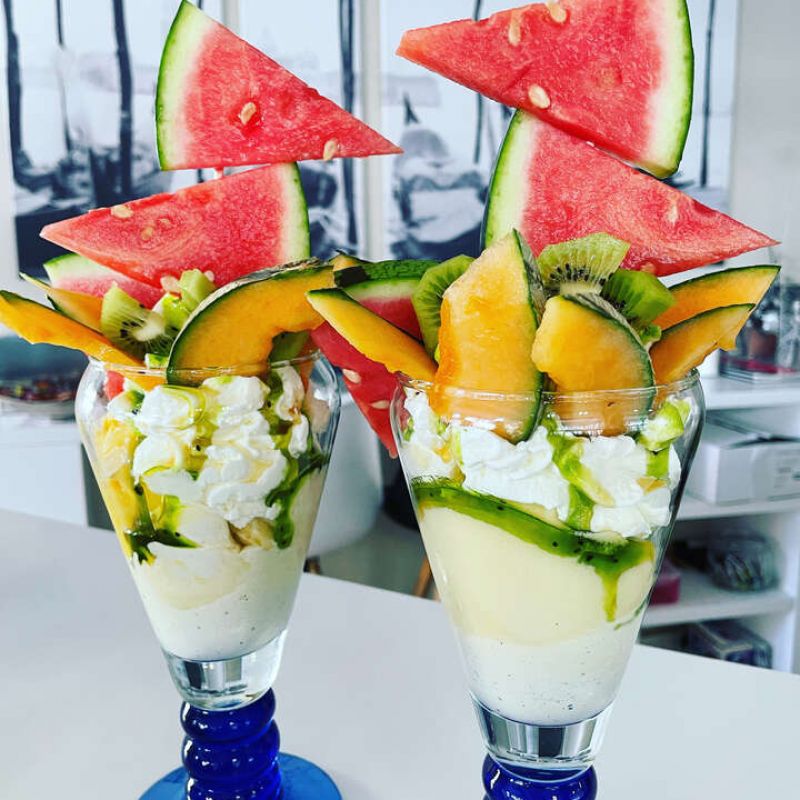 Eisbecher mit Melonen und veganem Frucht - Eis